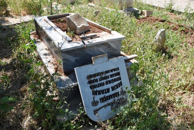 Şanılurfa'da mezar taşlarını kıran şüpheli aranıyor