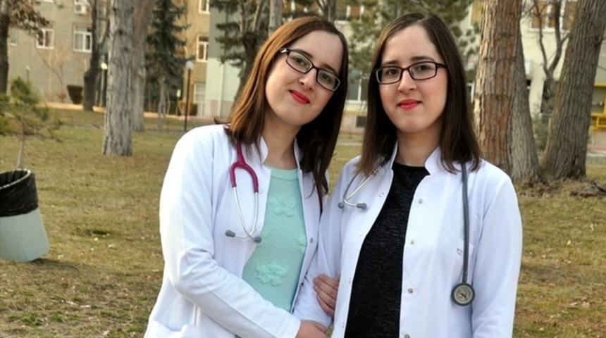 Görenleri hayrete düşüren ikiz doktorlar yaşadıklarını anlattı!