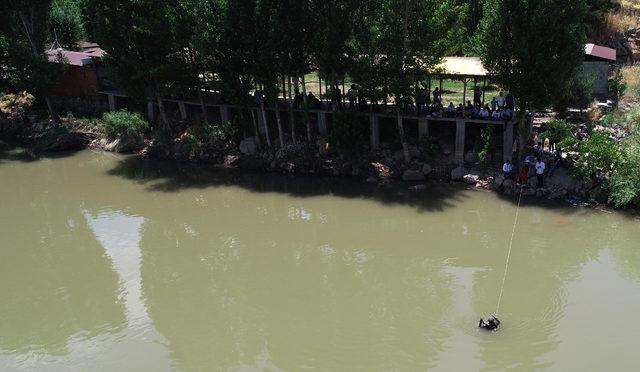 Dicle Nehri'nde kaybolan Muhammed'i arama çalışmaları sürüyor