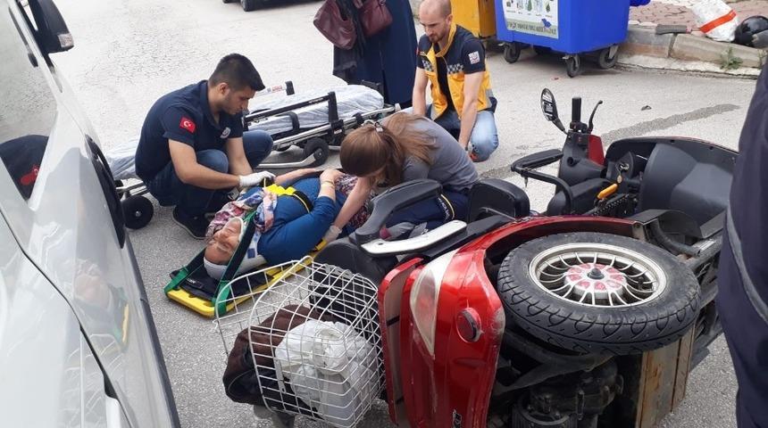 Kamyonet ile elektrikli motorbisiklet &ccedil;arpıştı; 2 yaralı
