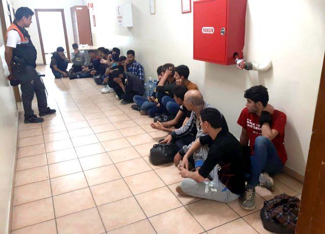 TIR dorsesinde KKTC ye gitmeye &ccedil;alışan ka&ccedil;ak g&ouml;&ccedil;menler yakalandı 1