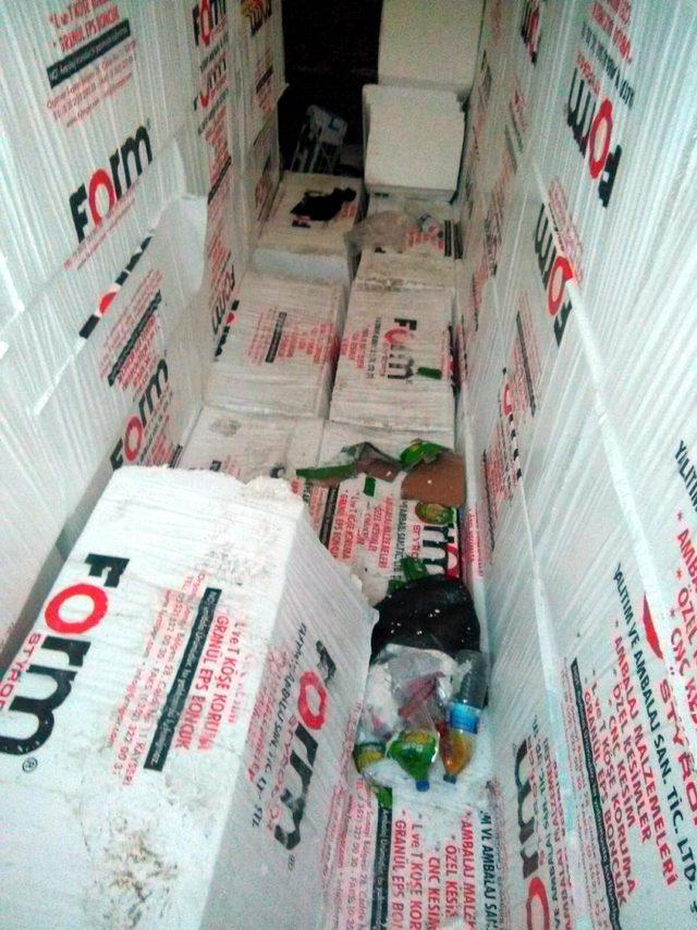 TIR dorsesinde KKTC ye gitmeye &ccedil;alışan ka&ccedil;ak g&ouml;&ccedil;menler yakalandı 4