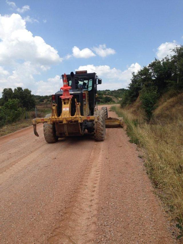 Yağmur sonrası bozulan yollarda çalışma