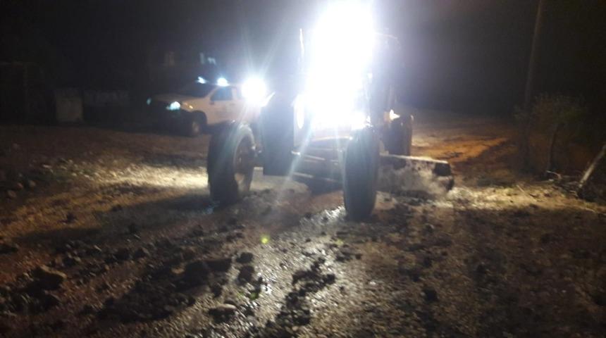 Yağmur sonrası bozulan yollarda &ccedil;alışma