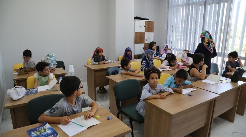 Haliliyeli &ccedil;ocuklar Kur&rsquo;an-ı Kerim &ouml;ğreniyor