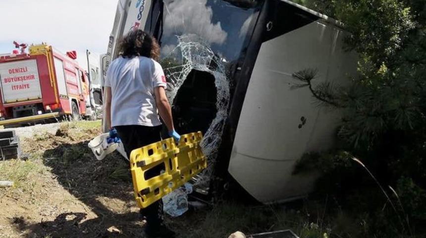 Denizli'de öğretmenleri taşıyan midibüs devrildi! Çok sayıda yaralı var