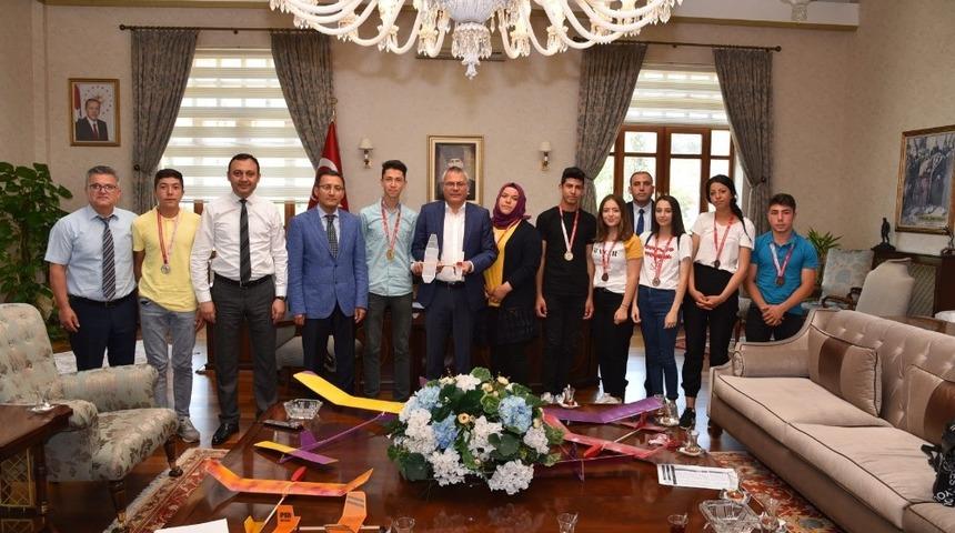 Yaptıkları model uçağı Vali Deniz’e hediye ettiler