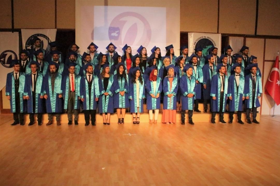 Gen&ccedil; diş hekimlerinin mezuniyet coşkusu