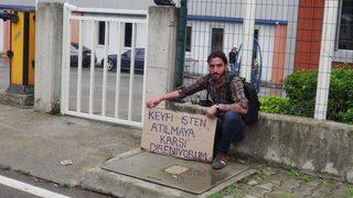 İşten çıkarıldı, fabrika önünde eylem başlattı! Engelli vatandaşın isyanı