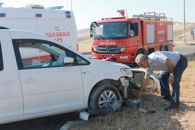 Siirt’te virajı alamayan otomobil refüje çarptı: 3 yaralı