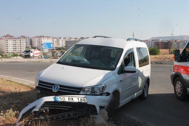 Siirt’te virajı alamayan otomobil refüje çarptı: 3 yaralı