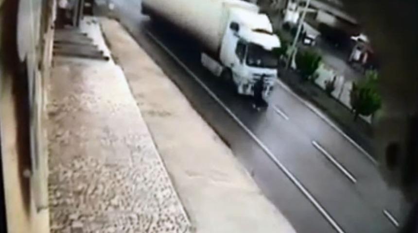 Kendini TIR&rsquo;ın &ouml;n&uuml;ne attı