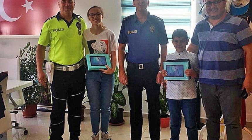 Aliağa İl&ccedil;e Emniyet M&uuml;d&uuml;rl&uuml;ğ&uuml;nden başarılı &ccedil;ocuklara &ouml;d&uuml;l