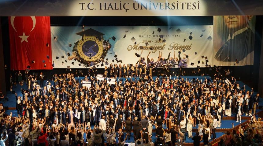 Hali&ccedil; &Uuml;niversitesi&rsquo;nde 18&rsquo;inci mezuniyet coşkusu