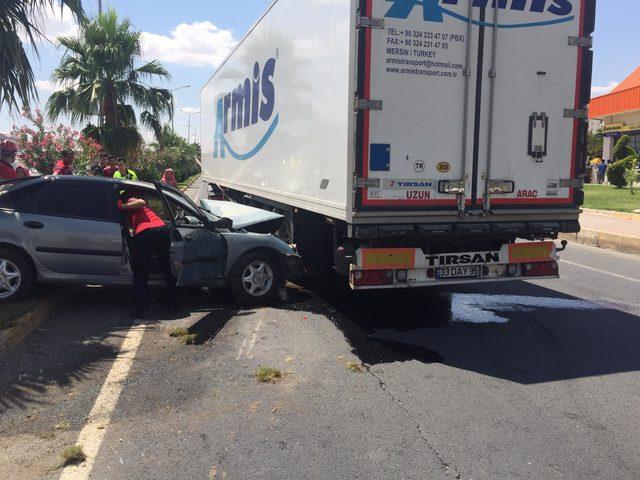 Şanlıurfa'da TIR'ın çarptığı otomobildeki 2 kişi yaralandı
