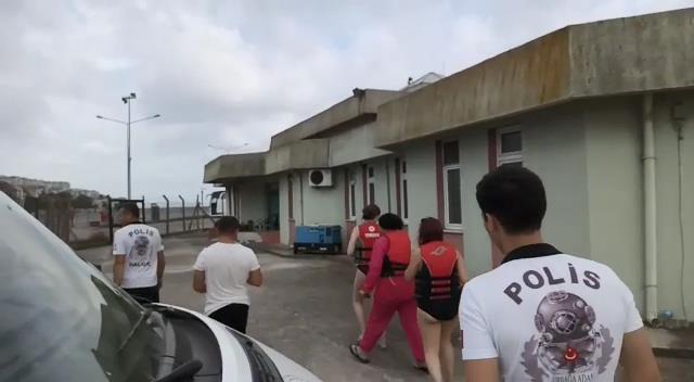 Deniz bisikletiyle suda sürüklenen üniversitelileri polis kurtardı