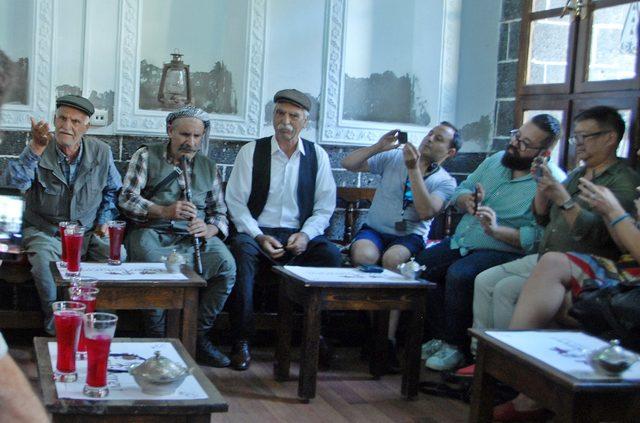 Dünyaca ünlü şeflere Diyarbakır'da reyhan şerbeti ikram edildi