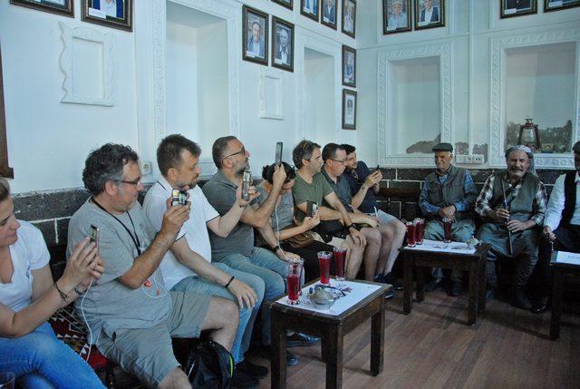Dünyaca ünlü şeflere Diyarbakır'da reyhan şerbeti ikram edildi