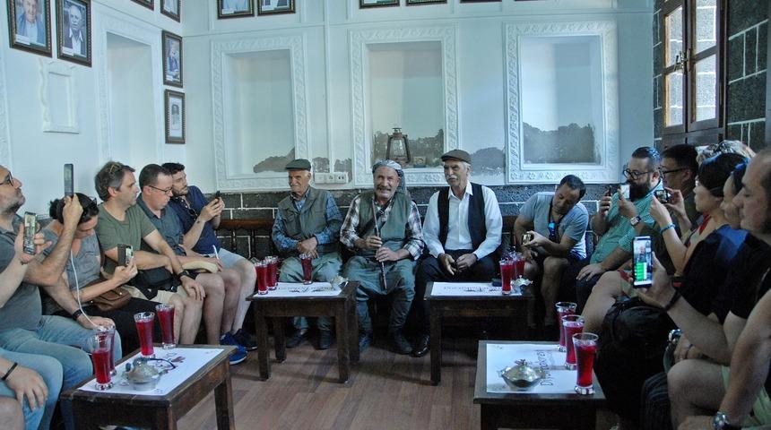 D&uuml;nyaca &uuml;nl&uuml; şeflere Diyarbakır'da reyhan şerbeti ikram edildi