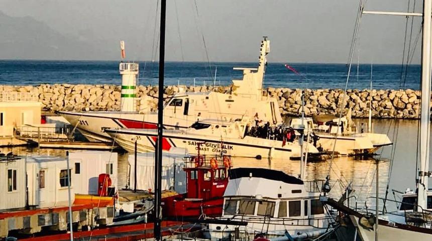 Sahil g&uuml;venlik u&ccedil;ağı tespit etti, ka&ccedil;ak g&ouml;&ccedil;menler yakalandı