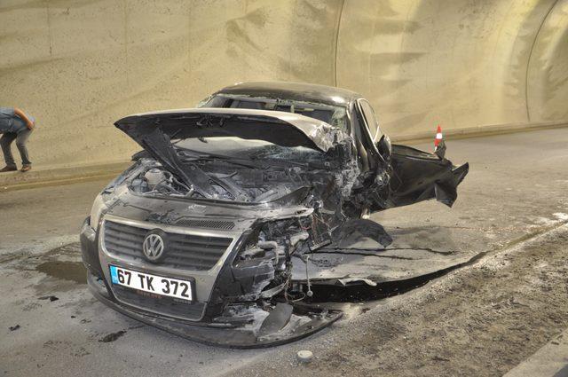 Tünelde duvara çarpan otomobildeki 1 kişi öldü, 2 kişi yaralandı
