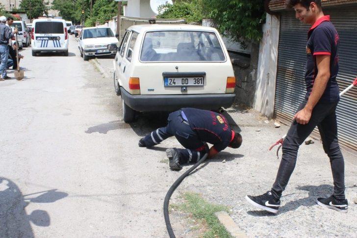 Otomobilin altına giren yılanı, itfaiye çıkardı G3