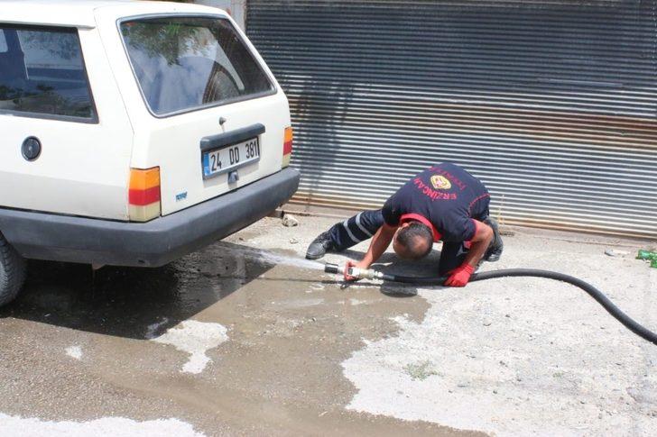 Otomobilin altına giren yılanı, itfaiye çıkardı G4