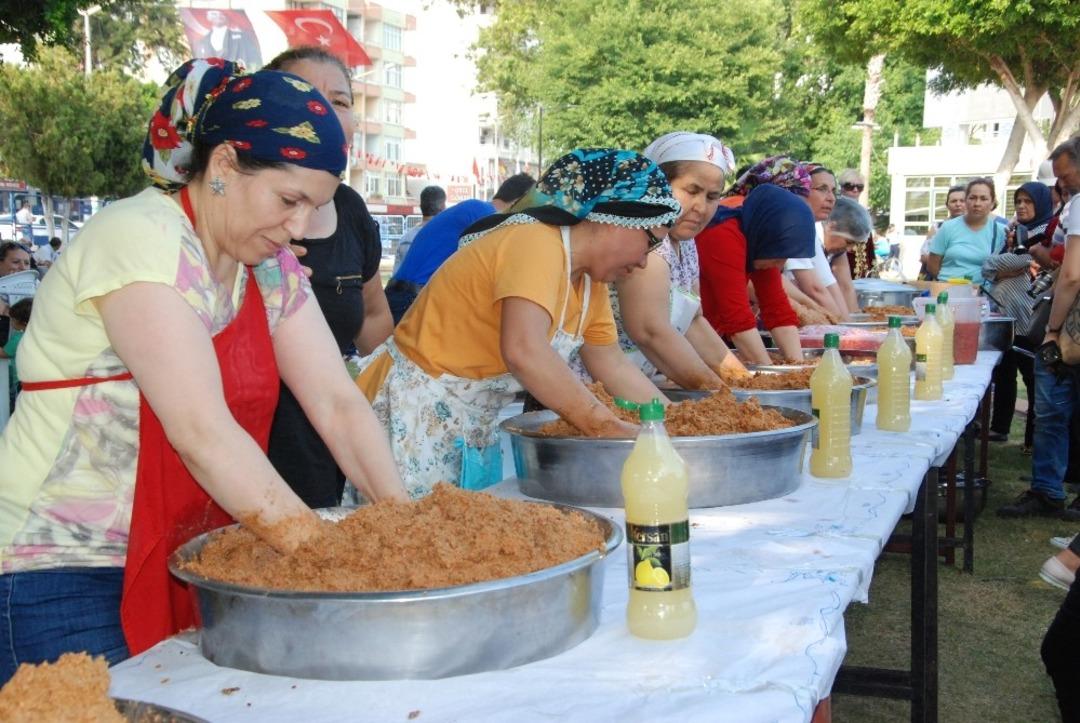 Silifkeli kadınlar, en g&uuml;zel batırığı yapmak i&ccedil;in yarıştı