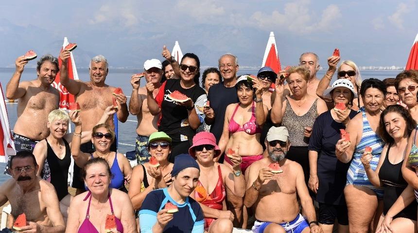 Muratpaşa Belediyesi&rsquo;nden falez plajında su jimnastiği