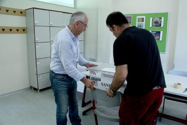 İstanbul'da okullarda seçim sandıkları kuruldu