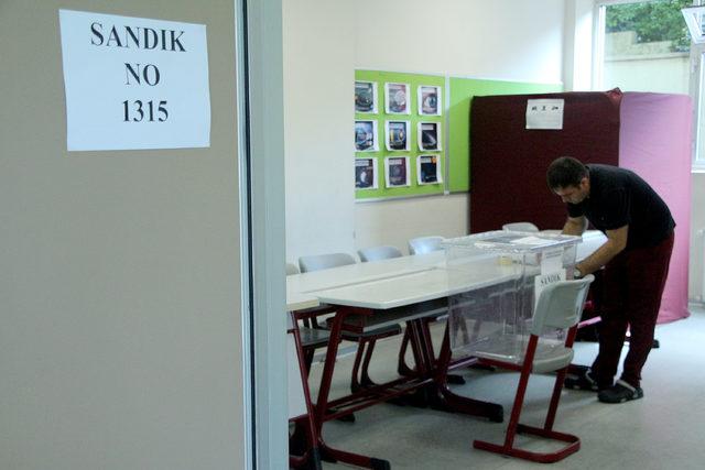 İstanbul'da okullarda seçim sandıkları kuruldu