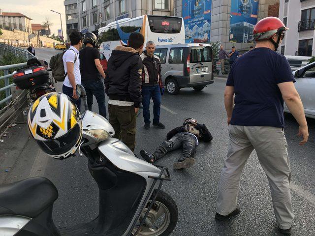 Beyoğlu'nda motosiklet otobüse çarptı 