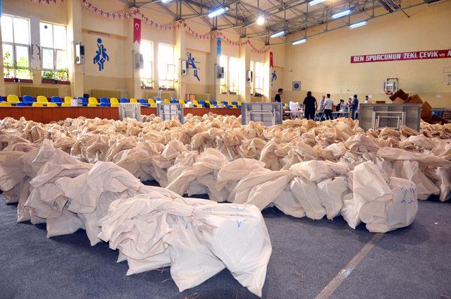 İstanbul'da oy pusulaları torbalara konuldu, dağıtım için hazırlık yapılıyor