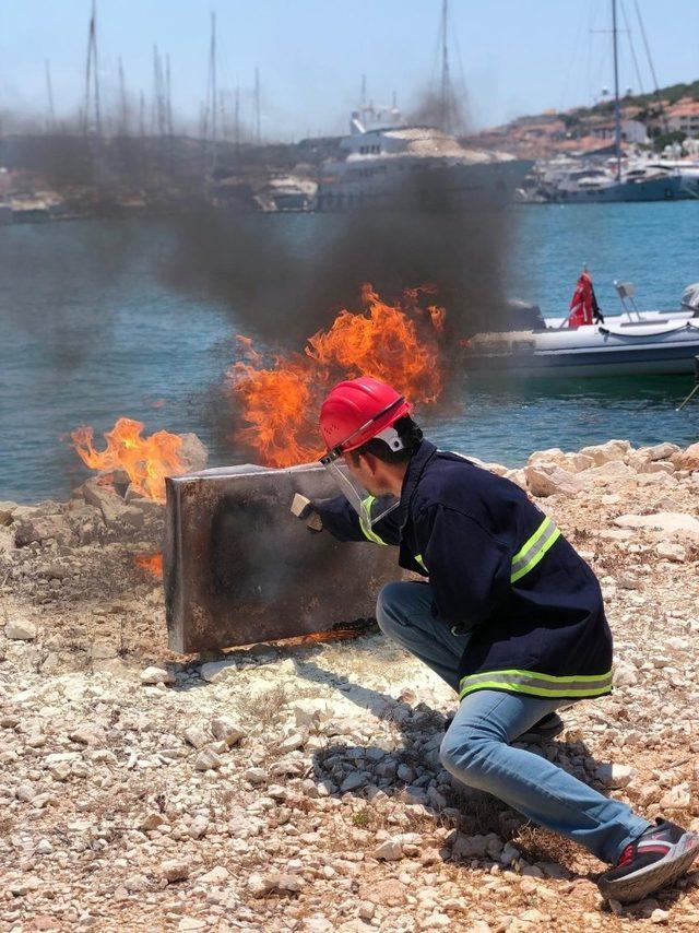 Çeşme marina çalışanlarına yangın eğitimi