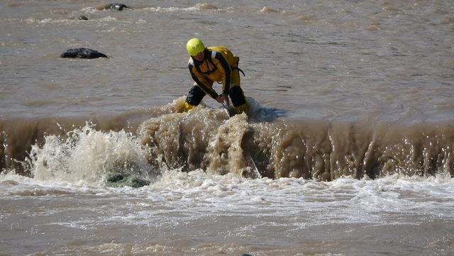 Araklı'daki sel felaketinde kayıp 3 kişi aranıyor
