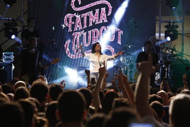 Fatma Turgut binlerce hayranıyla birlikte ‘Yaza merhaba’ dedi