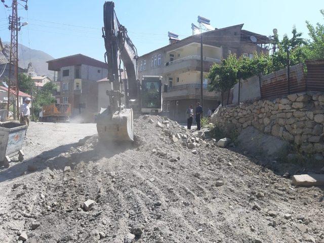 Hakkari Belediyesinde yol asfaltlama çalışması