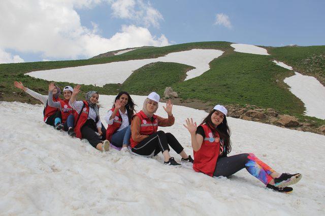 Hakkari'ye gelen 45 üniversiteli, Berçelan Yaylası'nda kayak yaptı