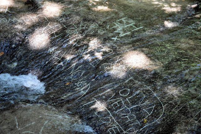 Doğa harikası şelaledeki kayalar yazı tahtasına çevirildi
