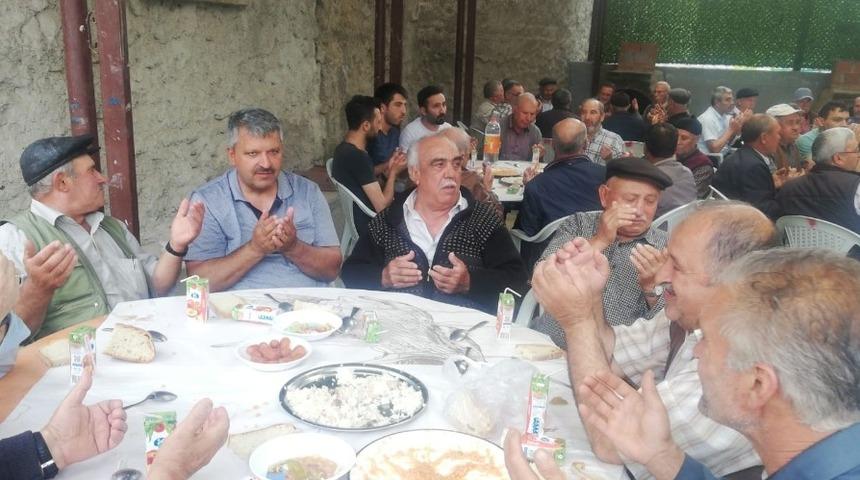 Emet G&uuml;nl&uuml;ce k&ouml;y&uuml;nde geleneksel hayır yemeği