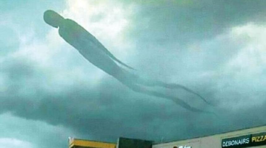 Gökyüzünde beliren görüntü büyük korku yaşattı!