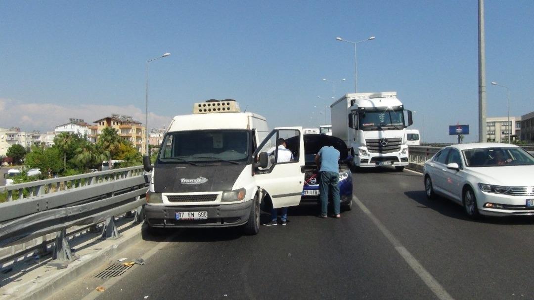 Manavgat&rsquo;ta otomobil bariyere &ccedil;arptı: 1 yaralı