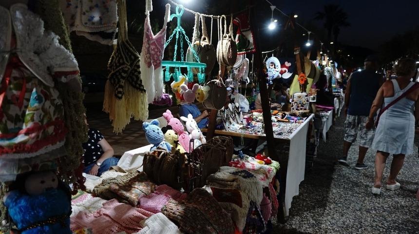 Yeni Fo&ccedil;a&rsquo;da gece pazarına yoğun ilgi