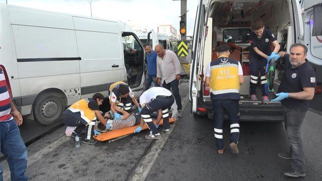 Beylikdüzü'nde bariyere çarpan kamyonetteki 3 işçi yaralandı