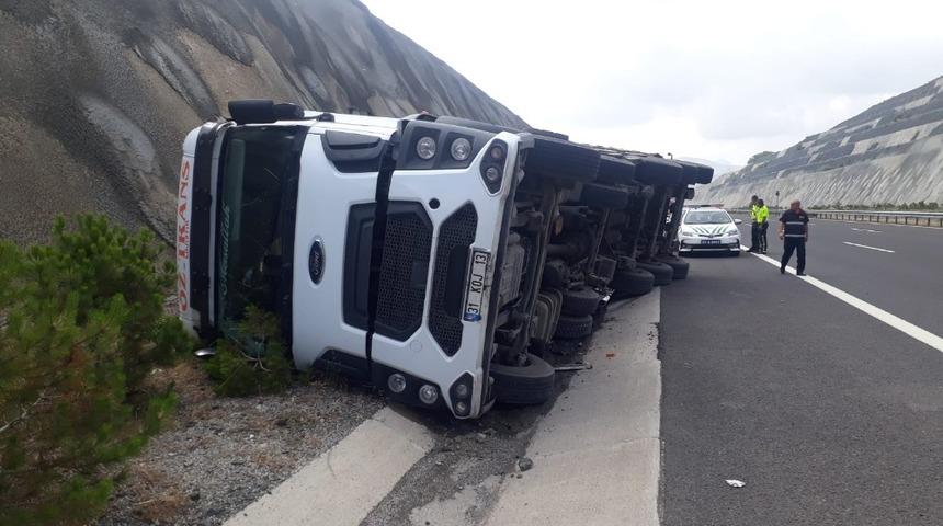 Niğde&rsquo;de tır devrildi: 1 yaralı