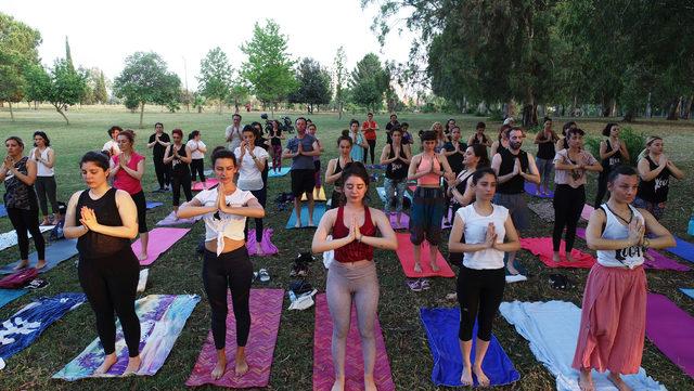 Yılın en uzun gününde yoga yaptılar