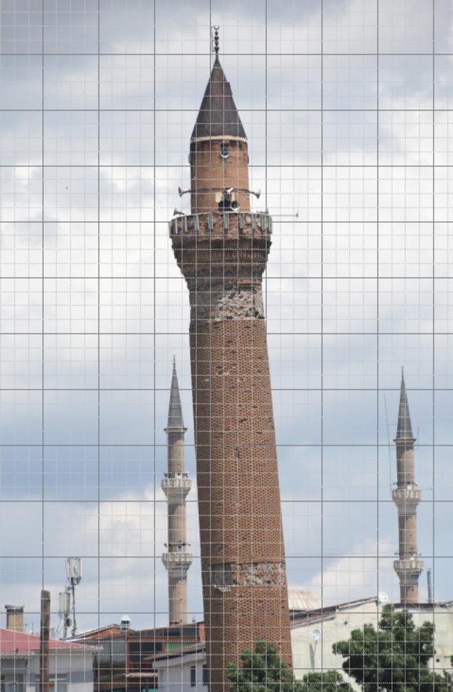 Tarihi Ulu Cami'nin eğri minaresi yıllara meydan okuyor