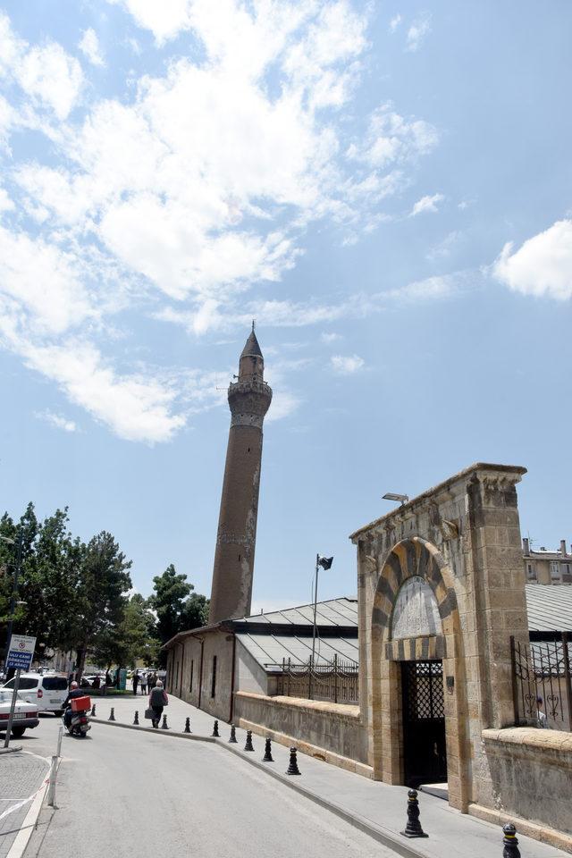 Tarihi Ulu Cami'nin eğri minaresi yıllara meydan okuyor