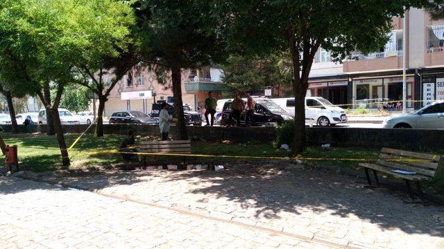 Diyarbakır’da parkta oturan 2 kişiye silahlı saldır: 1’i ağır 2 yaralı