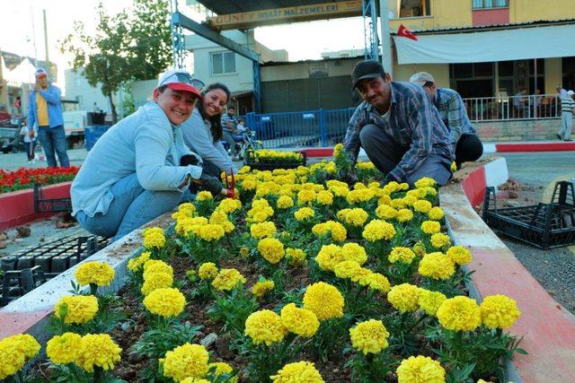 Mersin’de parklar renkleniyor